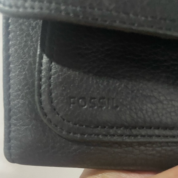 Authentic Fossil leather wallet/ mobile carrier. Used gently. Size large - Picture 2 of 9